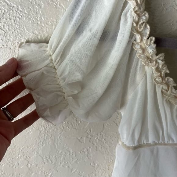 URBAN Outfitters Milkmaid Off Shoulder Cropped Blouse in White M Cottagecore - Picture 6 of 8